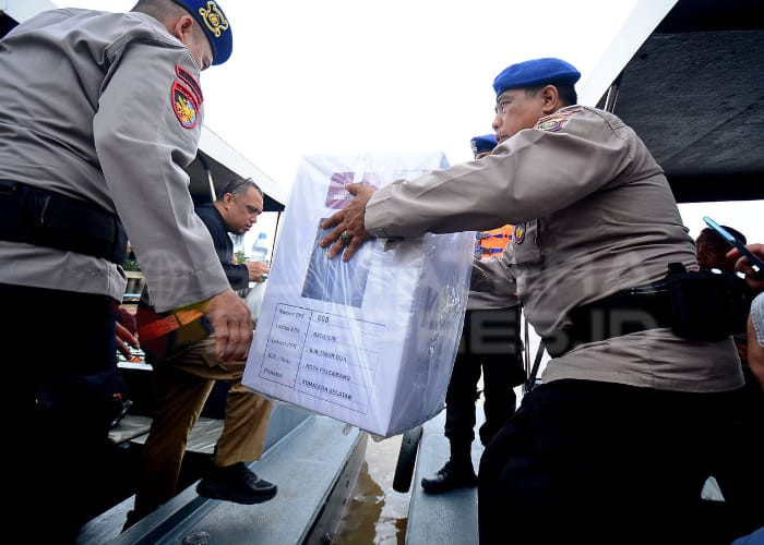 BAGI LOGISTIK-Sebanyak 18 kotak suara logistik terbagi untuk empat TPS di Kecamatan Kertapati, empat TPS di Kecamatan Gandus dan satu TPS di Pulau Kemaro yang berada di wilayah Kecamatan Ilir Timur II. Foto: Alfery Ibrohim/Sumateraekspres.id