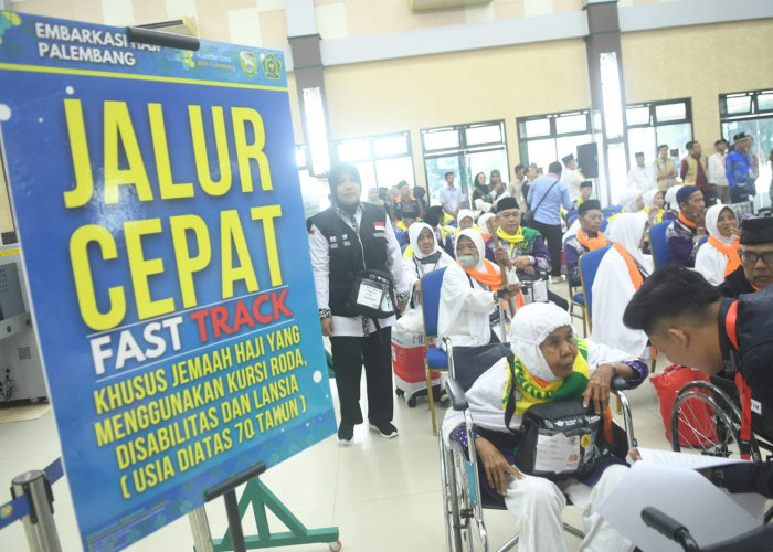 Living Cost 750 Riyal-Sebanyak 445 calon jemaah haji dan 5 petugas haji daerah Kelompok Terbang (Kloter) I sejak Sabtu (11/5) sekitar pukul 06.58 wib dari Kota Palembang dan Kabupaten Musi Banyuasin mulai masuk ke Asrama Haji yang akan diberangkatkan ke tanah suci pada Minggu (12/5) pagi. Yang mana, ke 444 jemaah sendiri, yang sudah datang dan masuk Asrama Haji menjalani pemeriksaan kesehatan dan pemasangan gelang serta pemberian living cost. Foto:Kris Samiaji/Sumateraekspres.id