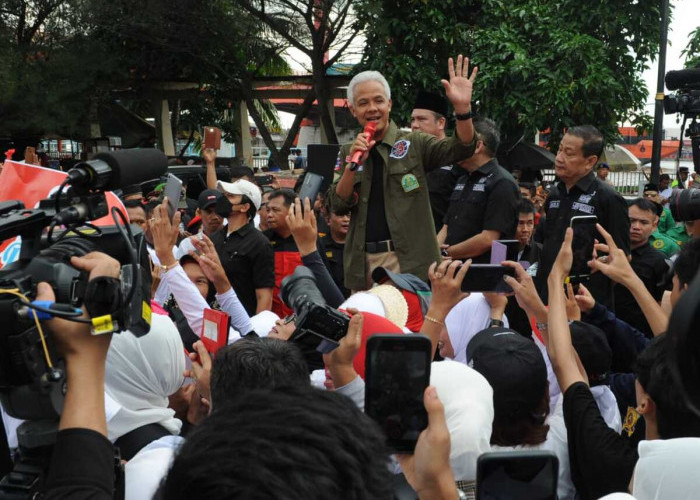 Capres Ganjar Makan Pempek Tumpah-Calon Presiden Ganjar Pranowo melakukan kampanye blusukan ke kawasan Pasar 16 Ilir Palembang,  dalam kesempatan ini Capres Ganjar makan Pempek Tumpah yang ada di samping Jembatan Ampera Palembang,  berinteraksi dengan serang ketek dan berdialog dengan masyarakat. Jumat, (2/2/2024) Foto:Budiman/Sumateraekspres.id