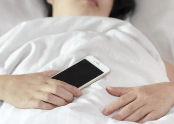 Ini Bahayanya Jika Tidur dekat Handphone, BIsa Sebabkan Kanker