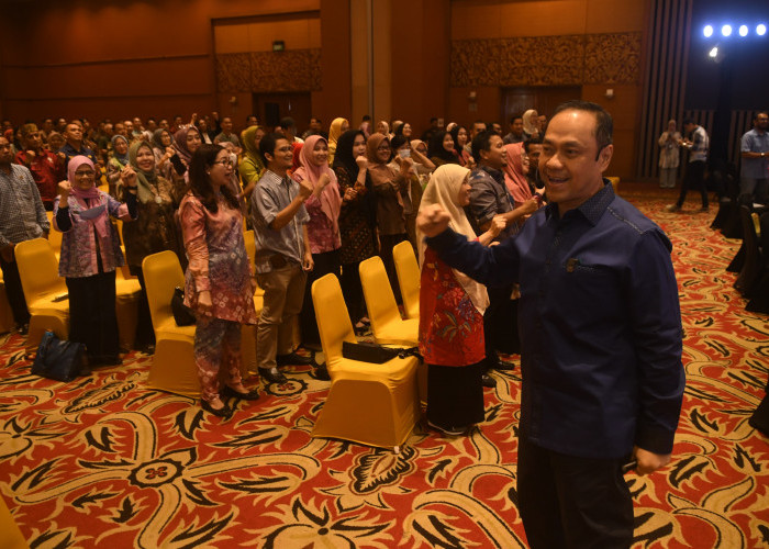 Dr.(H.C) Ary Ginanjar agustian Presiden Direktur ESQ Leadership Center  saat Seminar