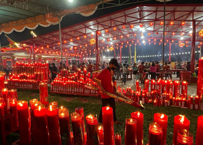 Cap Go Me-Ribuan warga Sumsel dan wisatawan domestik serta mancanegara memadati Pulau Kemaro Palembang (22/2/24), ikut meramaikan Malam Puncak Perayaan Cap Go Me, melihat umat Thionghoa bersembahyang dan beberapa ritual acara lainnya.  Foto:Evan Zumarli/Sumateraekspres.id