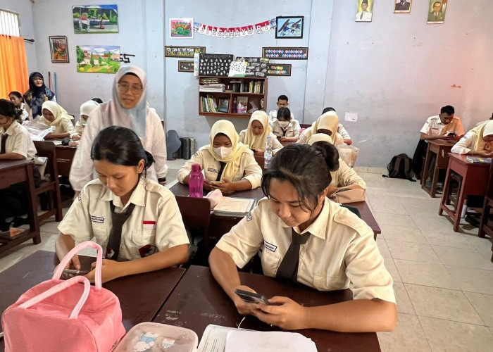 Try Out (TO) Akbar-Puluhan Siswa SMAN 3 Palembang mengikuti Try Out (TO) Akbar SNPMB 2024 (21/2/24), yang di ikuti oleh ribuan  pelajar baik SMA dan SMK se Sumatera selatan.acara ini bekerja sama Pemprov Sumsel melalui Dinas Pendidikan Sumsel,bimbel BTA70 dan Sumatera Ekspres.  Foto:Evan Zumarli/Sumateraekspres.id

