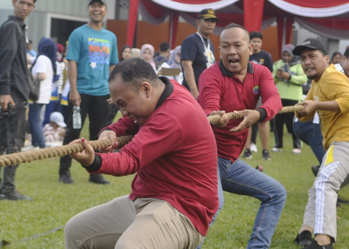 Permainan Tradisional-Dalam rangka menyambut Dirgahayu Provinsi Sumatera Selatan ke 78 pada 15 Mei 2024, Pemprov Sumsel menyelenggarakan berbagai kegiatan permainan tradisional seperti Tarik Tambang,  Bakiak, jalan santai dan senam bersama yang diikuti seluruh instansi yang ada di Pemprov Sumsel. Seluruh kegiatan dilaksanakan di halaman Pemprov Sumsel. Minggu, (12/5/2024). Foto:Budiman/Sumateraekspres.id