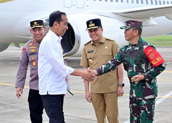 PJ Gubernur Sumsel Satu Mobil dengan Presiden Jokowi

Penjabat (Pj) Gubernur Sumsel Dr Drs Agus Fatoni mendampingi kunjungan kerja Presiden Joko Widodo di Kota Palembang dalam rangka menghadiri pembukaan Muktamar XX Ikatan Mahasiswa Muhammadiyah (IMM) di Dining Hall Jakabaring Sport City (JSC) , Jumat (1/3). Mulai dari menjemput Presiden di Bandara Internasional SMB II Palembang, hingga satu mobil dengan Presiden.

Presiden menegaskan sengaja datang ke Palembang untuk menghadiri Muktamar XX IMM. 