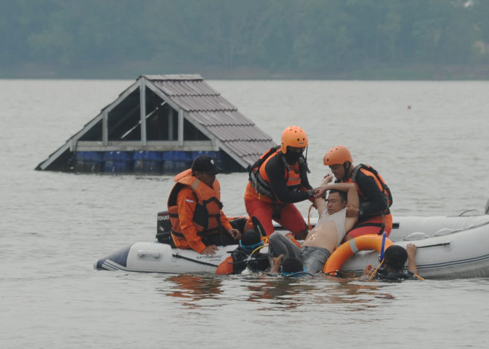 Evaluasi Korban Tenggelam - Petugas dari Badan Penanggulangan Bencana Daerah (BPBD) Sumsel  dan Tim Gabungan melakukan penyelaman dan evakuasi korban  tenggelam dampak banjir bandang  dengan  perahu karet. Kegiatan ini merupakan simulasi penanganan banjir di Venue   Dayung Jakabaring Palembang. Rabu, (23/10/2024).   Foto:Budimaan/Sumateraekspres.id
