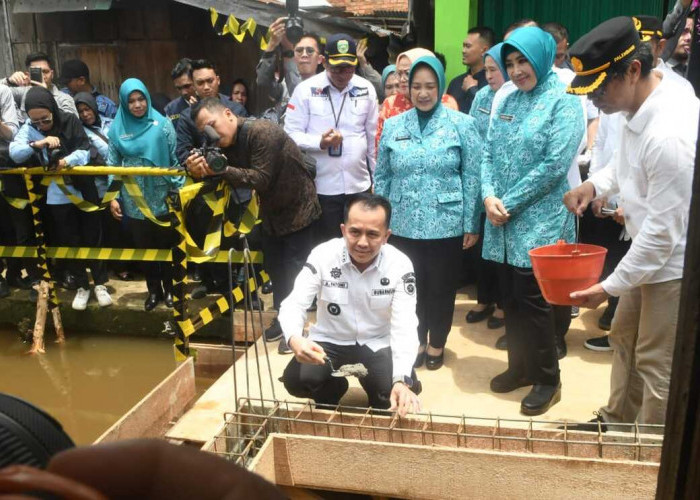 Tinjau Lokasi Sanitasi-Tri Tito Karnavian Ketua Umum (Ketum) Tim Penggerak Pemberdayaan Kesejahteraan Keluarga (TP PKK) Pusat  meninjau lokasi pembangunan sanitasi di Gandus  kota Palembang usai me lounching Gerakan Bedah Rumah Serentak se-Sumsel (GBRSS), Gerakan Pembangunan Sanitasi Serentak se-Sumsel (GPSSS), dan Gerakan Penanganan Stunting Serentak se-Sumsel (GPSTSS) bersama Pj Gubernur Sumsel A.Fatoni dan Pj walikota Palembang H.Ratu dewa. Foto:Kris Samiaji/Sumateraekspres.id

