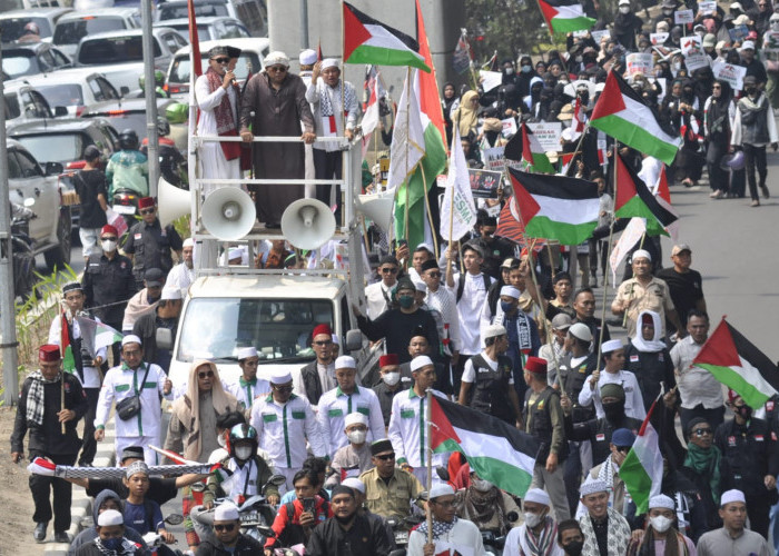 LONG MARCH-Masyarakat muslim Palembang melakukan long march dalam aksi solidaritas untuk Palestina, yang dimulai dari Kantor DPRD Sumsel menuju Bundaran Air Mancur Palembang. Aksi ini tergabung dalam Aliansi Masyarakat Sumsel Bela Palestina, Senin (30/10/2023).  Foto : Budiman/Sumateraekspres.id