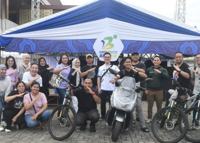 Chief Executive Officer Siloam Sriwijaya Palembang Andry Sjamsu, EMBA., MARS., M.M. dan Hospital Director Siloam Sriwijaya Palembang Ns. Benedikta Betty Bawaningtyas, S.Kep., M.M. beraksi penuh energi bersama tim Siloam Sriwijaya Race Run 2025! Momen kompak ini diabadikan di venue DPRD Sumatera Selatan, simbol sinergi, sportivitas, dan semangat sehat tanpa batas!   Foto:Kris Samiaji/Sumateraekspres.id
