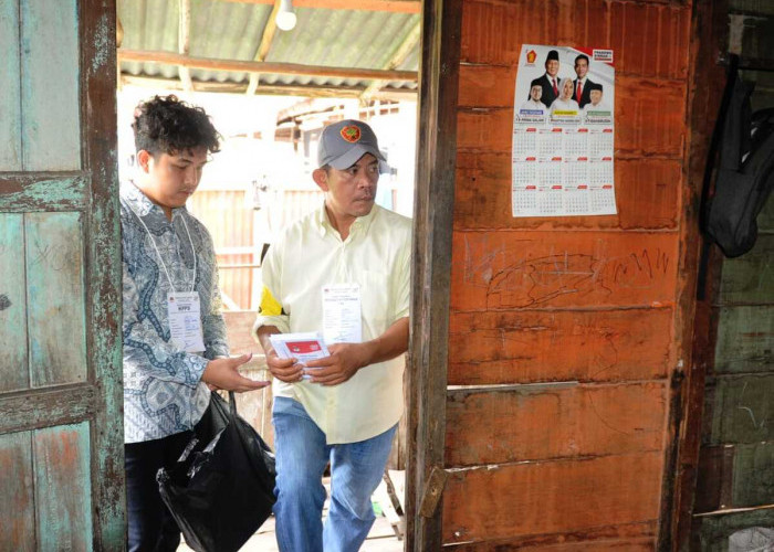 Petugas KPPS Dari TPS 79 Palembang  Mendatangi Kediaman Salah Satu Pemilih Yang Akan Menyalurkan Hak Saranya Pada Pemilu 2024.