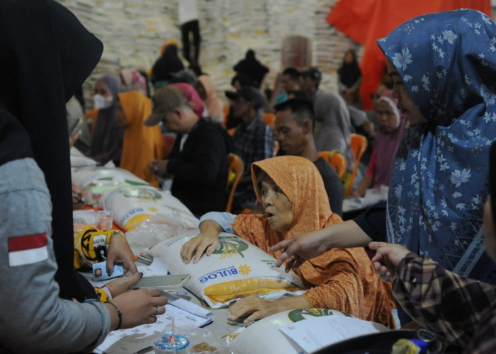 Rela Digendong Demi Bansos Beras 10 Kg-Perjuangan  Ibu  Lanjut Usia Aminah beralamat Kelurahan Sentosa Plaju Palembang yang rela digendong keluarganya demi mendapatkan Bantuan Sosial (Bansos) Beras 10 Kg dari Pemerintah di Kantor Pos Merdeka Palembang. Adapun penyebab ibu Aminah harus digendong karena dalam keadaan sakit. Sabtu. (2/3/2024). Foto:Budiman/Sumateraekspres.id