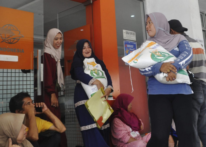 Bantuan Pangan Tahap IV-Keluarga penerima manfaat Program  bantuan Pangan dari pemerintah mengambil beras bantuan Tahap IV seberat 10 Kg di Kantor Pos Merdeka Palembang. Keluarga Penerima Manfaat untuk mendapatkan beras bantuan, Kantor Pos menjadwal pengambilan berdasarkan kelurahan yang ada di kota Palembang. Minggu,  (12/5/2024). Foto:Budiman/Sumateraekspres.id