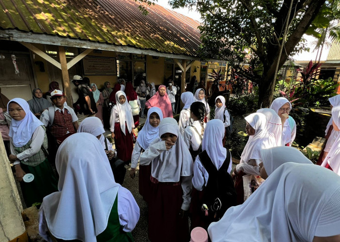 Masa Orientasi Siswa-Hari ini, SMPN 8 Sekojo Palembang memulai Masa Pengenalan Lingkungan Sekolah (MPLS) dengan penuh semangat. Para siswa baru bersama orang tua mereka tampak antusias menyambut kegiatan ini, yang merupakan langkah awal dalam mempersiapkan diri menghadapi perjalanan pendidikan yang baru. Di pagi yang cerah ini, halaman sekolah dipenuhi dengan suara tawa dan semangat baru. Siswa-siswa baru tampak bersemangat memulai perjalanan mereka di SMPN 8, dengan sejumlah kegiatan yang dirancang untuk membantu mereka beradaptasi dengan lingkungan sekolah yang baru.  Foto:Evan Zumarli/Sumateraekspres.id


