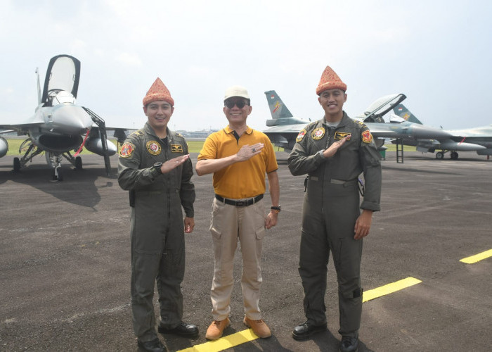 Lanud SMH Palembang menyelenggarakan Open Base dalam rangka memperkuat nasionalisme generasi muda Indonesia di wilayah Palembang. Dengan 5 pesawat F-16, dan 5 pesawat Hawk akan take off & landing di Baseops Lanud SMH, untuk melaksanakan manuver di Lanud SMH dalam latihan Jalak Sakti Koops Udara I tahun 2024 dan selanjutnya akan digelar static show. Hal tersebut dikatakan oleh Komandan Lanud Sri Mulyono Herlambang (SMH) Palembang Kolonel Pnb Rizaldy Efranza, S.T., M.N.S.S.di Pangkalan TNI AU Sri Mulyono Herlambang (Lanud SMH, Palembang). Foto:Kris Samiaji/Sumateraekspres.id