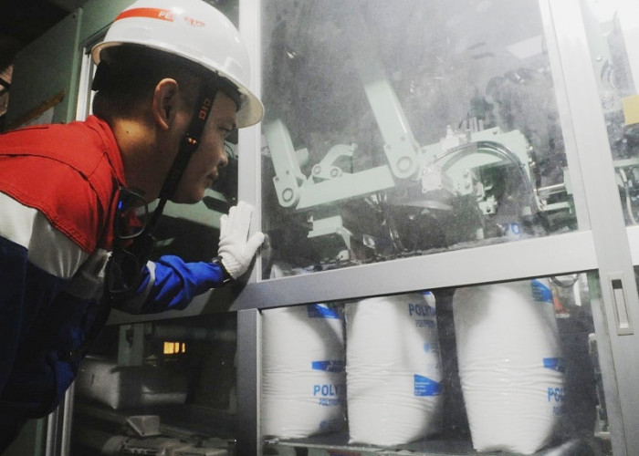Pantau proses produksi Polytam : Pekerja  Kilang Pertamina Plaju didukung oleh 54 perwira di bagian Produksi dan 2 orang Process Engineer yang berkompeten. Pemantauan ini memastikan setiap tahap operasional berjalan sesuai dengan standar mutu dan keselamatan kerja yang tinggi.  Foto. Budiman/Sumatera Ekspres

