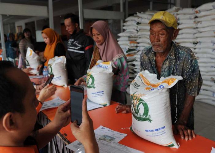 Bansos Beras 10 Kg-Ribuan Masyarakat kota Palembang pada 18 kecamatan mendapatkan Bantuan sosial berupa beras 10 kg per Kepala Keluarga dari pemerintah, dimana pendistribusianya di lakukan di Kantor Pos. Bansos beras ini didapat hingga juni 2024. Selasa,  (30/1/2024).  Foto:Budiman/Sumteraekspres.id