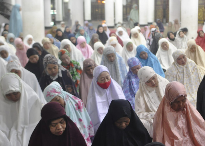 Sholat Tarawih Perdana-Ratusan umat muslim melaksanakan Sholat Tarawih Berjamaah di Masjid Agung  Sultan Mahmud Baddarudin Jayo Wikromo Palembang.  Sholat  Tarawih ini akan dilaksanakan selama bulan suci Ramadhan. Senin,  (11/3/2024). Foto:Budiman/Sumateraekspres.id