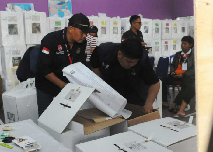 Rekapitulasi Suara Pemilu 2024 Tingkat Kecamatan-PPK kecamatan Seberang Ulu I Palembang sudah mulai melakukan  rapat rekapitulasi suara Pemilu 2024 di Balai Kantor  Kecamatan Seberang Ulu I.  Rekapitulasi ini untuk menghitung suara yang ada ditingkat TPS pada tanggal 14 Ferbruari 2024 diseluruh kelurahan yang ada di bawah kecamatan SU I Palembang.  Adapun  suara yang dihitung mulai dari pemilihan Presiden,  DPD RI,  DPR RI,  DPRD Sumsel dan DPRD kota Palembang. Minggu, (18/2/2024). Foto:Budiman/Sumareraekspres.id