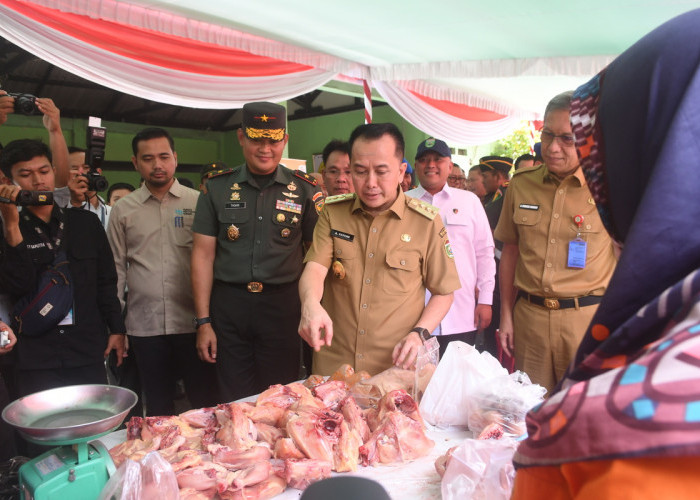 Tinjau-Drs H Agus Fatoni Pj Gubernur Sumatera Selatan di dampingi   Danrem 044/Gapo Brigjen TNI Muhammad Thohir, meninjau Operasi Pasar Murah usai melaunching Gerakan Pengendalian Inflasi Serentak Sumatera Selatan (GPISS) dan Operasi Pasar Murah di Lapangan Kantor Den POM II/4 Palembang. Foto:Kris Samiaji/Sumateraekspres.id


