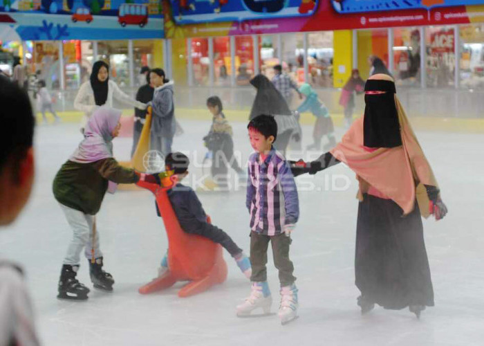 ICE SKATING-Pengunjung menikmati permainan Ice Skating yang  berada di Opi Mal Jakabaring Palembang. Wahana hiburan Ice Skating menjadi  salah satu pilihan masyarakat untuk mengisi momen liburan Nataru, Senin (25/12/2023). Harga tiket masuk Ice Skating 135  ribu Rupiah. Foto: Budiman/Sumateraekspres.id