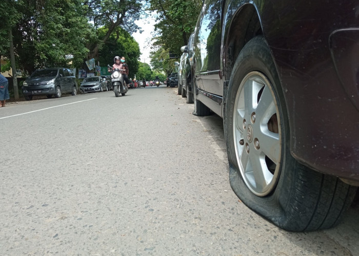 Berujung Penggembosan-Sebanyak 20 ban mobil dirampas oleh petugas berasal dari Dinas Perhubungan (Dishub) Kota Palembang, khususnya melalui Bidang Pengelolaan dan Penegakan Hukum (Wasdalops). Tindakan ini upaya dalam penertiban parkir sembarangan di kota Palembang. Situasi parkir yang kacau di sepanjang Rumah Sakit Mohammad Hosein (RSMH) sampai ke  Jl. Madang telah menjadi permasalahan berulang yang berujung penggembosan ban mobil. Secara konsisten menyempitkan ruang bagi pengendara yang melintas di jalan tersebut.   Foto:Kris Samiaji/Sumateraekspres.id


