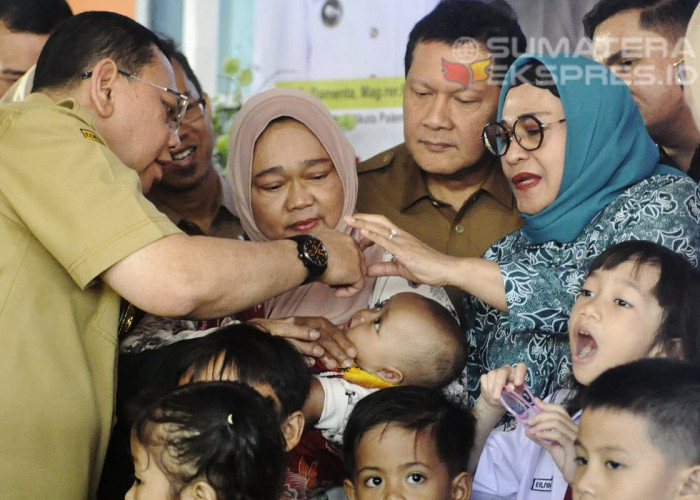 Pekan Imunisasi Nasional - Pj Walikota Palembang, A Darmenta meneteskan vaksin polio kepada salah seorang anak pada pencanangan Pekan Imunisasi Nasional Polio di Puskesmas Merdeka Palembang, Selasa (23/7/2024). Sebanyak 236 Ribu anak yang berusia 0-7 tahun di kota Palembang menjadi sasaran vaksin polio tahun ini. Foto: Budiman/Sumateraekspres.id