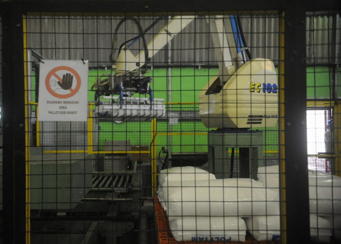Palletizer Robot : Penggunaan  peralatan Robotic dalam produksi Polytam dengan menggunakan Palletizer Robotic. Robotic ini dapat mempercepat jalur produksi khususnya dalam menyusun Polytam diatas pallet dan langsung di bawa dengan forklift untuk dibawa ke dalam gudang penyimpanan. Foto. Budiman/Sumatera Ekspres

