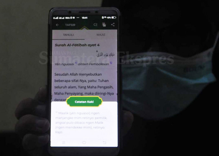COBA APLIKASI-Warga menunjukkan isi Aplikasi Alquran Bebaso Palembang yang berisi terjemahannya terdiri dari berbagai bahasa daerah di Indonesia, di mana salah satunya bahasa Palembang, Rabu (18/10/2023). Inovasi digital ini sudah dimulai sejak 2018 dengan melibatkan pakar bahasa Palembang dan ahli tafsir Alquran. Foto : Budiman/Sumateraekspres.id