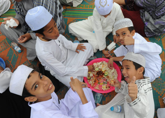 Mabar Ala Rasulallah-Ratusan orang melakukan Makan Bersama (Mabar) ala Rasulallah di Perkampungan Al Arif Billah Al Habib Ahmad Bin Hasan Al Habsyi (Karang Panjang) 12 Ulu Palembang,  sebelum melakukan ziarah kubro dengan longmarch dari kampung 12  Ulu menuju pemakaman Auliya di Telaga Swidak 14 Ulu Palembang. Makan dengan satu nampan besar secara bersama-sama dengan empat sampai lima orang merupakan hal yang dicontohkan Nabi Muhamad Shallallahu Alaihi Wasallam. Sabtu, (2/3/2024)  Foto:Budiman/Sumateraekspres.id