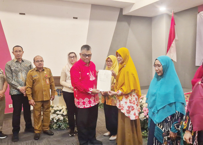 Bagikan Sertifikat Program PTSL, Anggota DPR-RI Giri Ramanda Tampung Keluhan Masyarakat Prabumulih