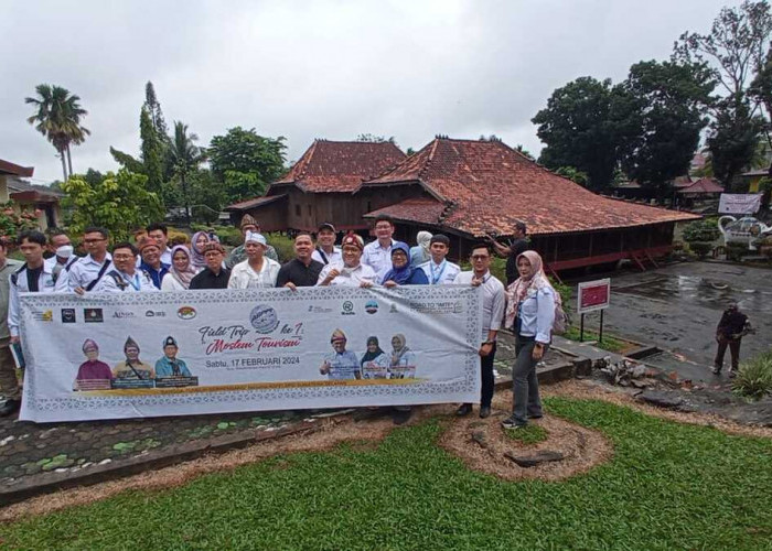 Wisata Religi Palembang-Dalam rangka Road To event Indonesian Moeslem Tourism (IMT) pada pada 31 Mei -2 Juni 2024 mendatang di PIM rombongannya Dewan Pengurus Daerah (DPD) ASPPI melakukan field trip 1 ke 8 Destinasi wisata religi yang ada di kota Palembang. Yang di Ketuai DPD ASPPI Sumsel, Mgs. Moh. Isnaini F. (Cek Evad) menyampaikan, field trip. Ini merupakan rangkaian untuk kegiatan IMT nanti.  Adapun 8 destinasi Fieldtrip 1 ini yaitu, museum Balaputradewa (rumah limas), Kompleks Makam Kawah Tengkurep, Kambang Koci, Kompleks Makam Sabo Kingking, Situs Ki Gede Ing Suro, Kompleks Makam Sultan Agung, Benteng Kuto Besak (Museum SMB 2), Masjid agung Palembang, dan Kompleks Makam Cinde Welan. Foto:Kris Samiaji/Sumateraekspres.id