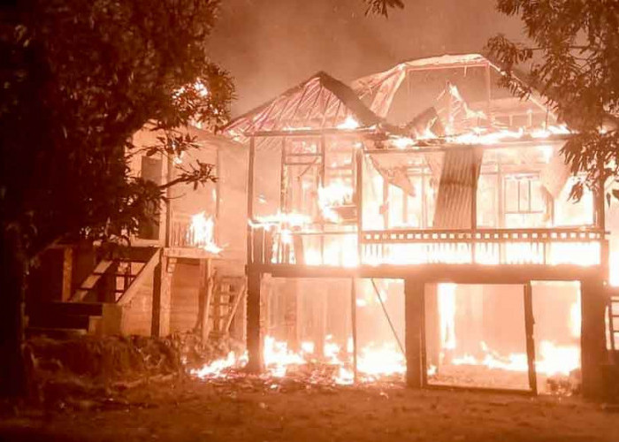 Kobaran Api Capai Puluhan Meter, Hanguskan 4 Rumah Semi Permanen di Kabupaten Muba