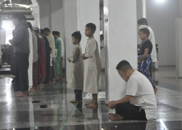 Sholat Tarawih Perdana-Ratusan umat muslim melaksanakan Sholat Tarawih Berjamaah di Masjid Agung  Sultan Mahmud Baddarudin Jayo Wikromo Palembang.  Sholat  Tarawih ini akan dilaksanakan selama bulan suci Ramadhan. Senin,  (11/3/2024). Foto:Budiman/Sumateraekspres.id