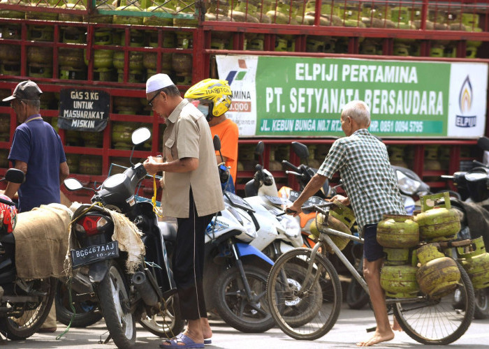 Gas 3 Kg Untuk Masyarakat Miskin - Beberapa warga berpenghasilan rendah membeli dan menukar gas melon 3 kg yang diperuntukkan untuk masyarakat miskin di wilayah Perintis Kemerdekaan Ilir Timur II Palembang beberapa waktu lalu, Peranan Pemerintah dalam hal ini Pertamina begitu penting dalam pemenuhan kebutuhan energi untuk masyarakat yang membutuhkan.      Foto:Evan Zumarli/Sumateraekspres.id