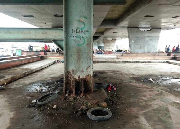 Dilarang Kencing Disini-Kondisi bawah Jembatan Ampera kawasan Seberang Ulu sangatlah memprihatinkan,  dimana tercium bau pesing yang disebabkan oleh masyarakat yang kencing dikawasan tersebut. Disamping itu sangatlah banyak vandalisme,  tumpukan sampah,  dijadikan tempat berjualan bahkan dijadikan masyarakat untuk tidur. Kawasan ini seharusnya diperuntukkan untuk tempat ruang terbuka.. Senin, (20/5/2024) Foto:Budiman/Sumateraekspres.id