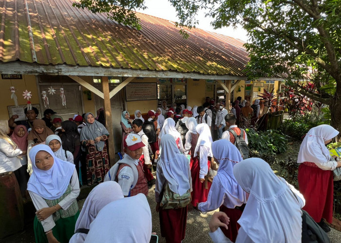 Masa Orientasi Siswa-Hari ini, SMPN 8 Sekojo Palembang memulai Masa Pengenalan Lingkungan Sekolah (MPLS) dengan penuh semangat. Para siswa baru bersama orang tua mereka tampak antusias menyambut kegiatan ini, yang merupakan langkah awal dalam mempersiapkan diri menghadapi perjalanan pendidikan yang baru. Di pagi yang cerah ini, halaman sekolah dipenuhi dengan suara tawa dan semangat baru. Siswa-siswa baru tampak bersemangat memulai perjalanan mereka di SMPN 8, dengan sejumlah kegiatan yang dirancang untuk membantu mereka beradaptasi dengan lingkungan sekolah yang baru.  Foto:Evan Zumarli/Sumateraekspres.id


