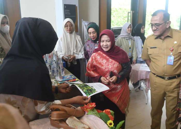 Direktur Jenderal Pengendalian Perubahan Iklim KLHK, Laksmi Dhewanthi , H. Edward Candra Asisten Pemerintahan dan Kesra provinsi  Sumatera selatan dan  Siti Rahmi Indahsari - Area Manager Communication, Relation & CSR PT Kilang Pertamina Internasional Refinery Unit 3 Plaju Palembang Saat meninjau stan usai membuka Rapat Koordinasi Teknis Pengendalian Perubahan Iklim Regional Wilayah Sumatera dengan Tema : ”Peran Provinsi dan Kabupaten/Kota dalam Mendukung Capaian NDC Melalui Aksi Mitigasi dan Adaptasi di Tingkat Tapak di Hotel Santika Premiere Bandara Palembang. Selasa,  (30/1/2024).  Foto:Kirs Samiaji/Sumteraekspres.i