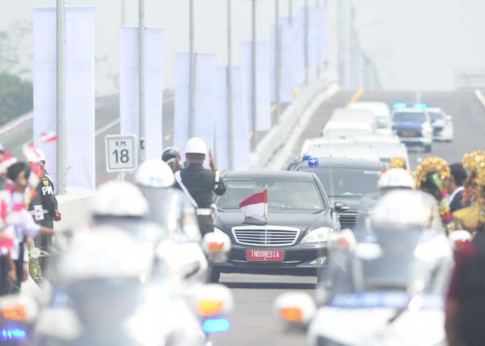 RESMI BEROPERASI-Presiden RI Joko Widodo saat meresmikan jalan tol Trans Sumatera ruas tol Indralaya-Prabumulih sepanjang 64.5 km di titik nol Indraprabu, Kamis (26/10/2023). Foto : Kris/Sumateraekspres.id