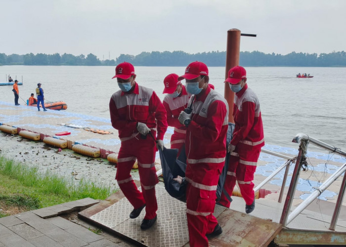 Evakuasi Jenazah Korban Banjir - Petugas dari Badan Penanggulangan Bencana Daerah (BPBD) Sumsel  dan Tim Gabungan melakukan evakuasi korban banjir bandang yang meninggal dunia. Kegiatan ini merupakan simulasi penanganan banjir di Venue   Dayung Jakabaring Palembang. Rabu, (23/10/2024).   Foto:Budimaan/Sumateraekspres.id
