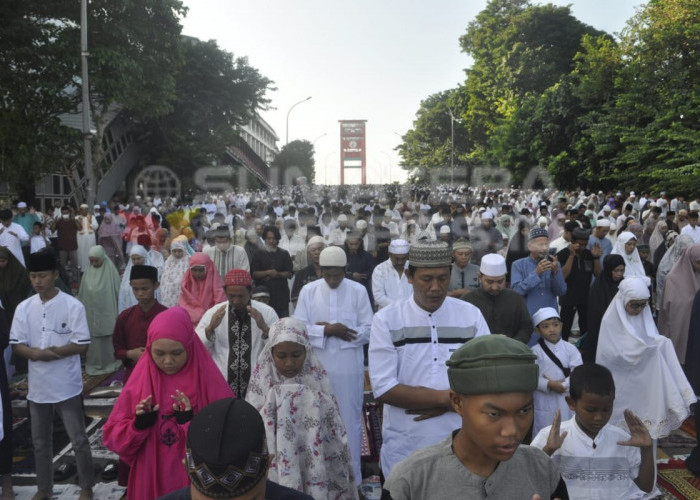 Ribuan Warga Palembang Laksanakan Salat Idul Fitri Hingga ke Jembatan Ampera