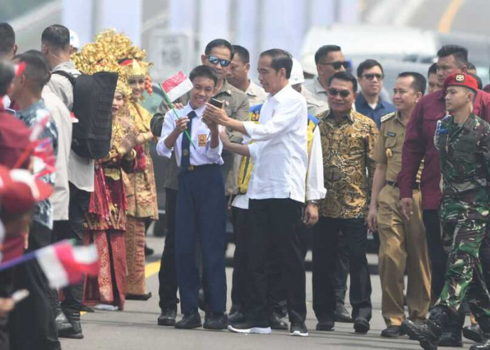 Ratusan Pelajar Sambut Jokowi, Ruas Tol Indraprabu Resmi Beroperasi