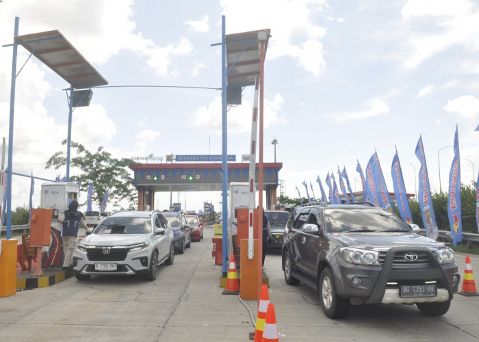 Arus Balik Gerbang Tol Keramasan-Suasana arus balik  Hari Raya Idul Fitri 1445 di Gerbang Tol Keramasan Palembang-Kayu Agung.  Tampak terjadi peningkatan  volume kendaraan yang didominasi oleh kendaraan kecil para pemudik yang akan menuju ke Pulau Jawa. Sabtu,  (13/4/2024). Foto:Budiman/Sumateraekspres.id