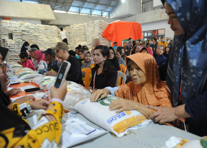 Rela Digendong Demi Bansos Beras 10 Kg-Perjuangan  Ibu  Lanjut Usia Aminah beralamat Kelurahan Sentosa Plaju Palembang yang rela digendong keluarganya demi mendapatkan Bantuan Sosial (Bansos) Beras 10 Kg dari Pemerintah di Kantor Pos Merdeka Palembang. Adapun penyebab ibu Aminah harus digendong karena dalam keadaan sakit. Sabtu. (2/3/2024). Foto:Budiman/Sumateraekspres.id