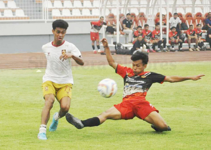 KAWAL KETAT-Pemain Sriwijaya FC Alesandro mendapat pengawalan ketat dari pemain belakang Bhayangkara Sriwijaya pada pertandingan uji coba di Stadion Bumi Sriwijaya Palembang, Selasa (17/10/2023). Pada pertandingan uji coba ini Sriwijaya FC meraih kemenangan telak dengan skor akhir 6-0. Foto : Budiman/Sumateraekspres.id