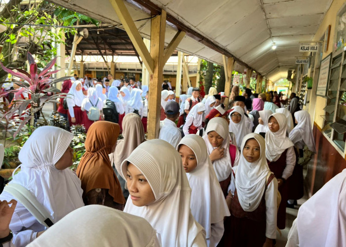 Masa Orientasi Siswa-Hari ini, SMPN 8 Sekojo Palembang memulai Masa Pengenalan Lingkungan Sekolah (MPLS) dengan penuh semangat. Para siswa baru bersama orang tua mereka tampak antusias menyambut kegiatan ini, yang merupakan langkah awal dalam mempersiapkan diri menghadapi perjalanan pendidikan yang baru. Di pagi yang cerah ini, halaman sekolah dipenuhi dengan suara tawa dan semangat baru. Siswa-siswa baru tampak bersemangat memulai perjalanan mereka di SMPN 8, dengan sejumlah kegiatan yang dirancang untuk membantu mereka beradaptasi dengan lingkungan sekolah yang baru.  Foto:Evan Zumarli/Sumateraekspres.id


