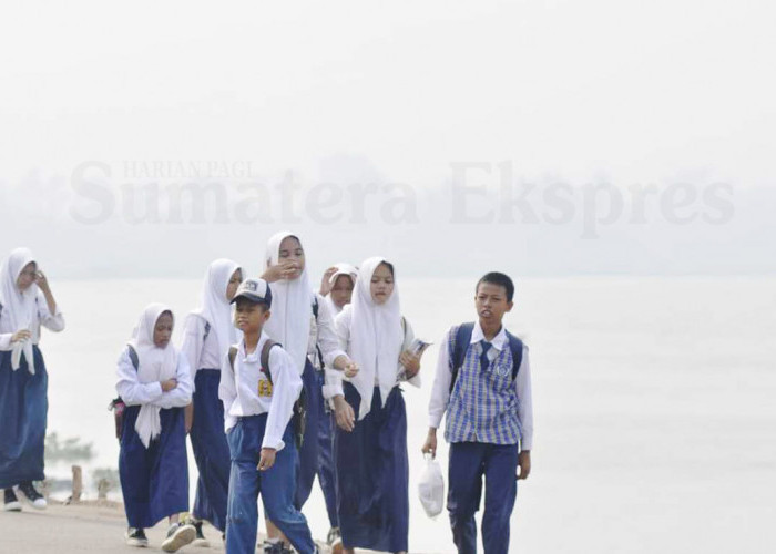 TANPA MASKER-Pelajar SMP pergi kesekolah di kawasan 15 Ulu Jakabaring Palembang tanpa menggunakan masker, padahal Pemkot Palembang telah menganjurkan kepada siswa-siswi untuk menggunakan masker dampak dari kabut asap yang melanda kota Palembang, Selasa, (17/10/2023). Foto : Budiman/Sumateraekspres.id