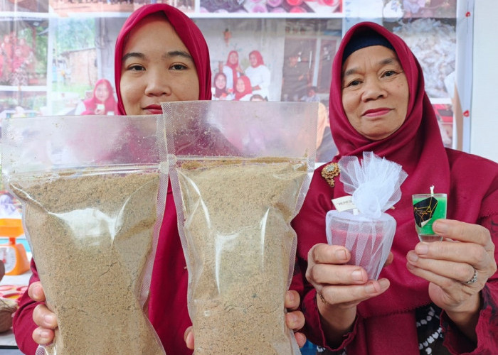 Produk Berupa Pakan Ikan,  Lilin Aromaterapi, gantung kunci  dan Minyak Solar yang dihasilkan UMKM Pasta 30. Produk ini menggunakan bahan baku dari hasil pengolahan limbah Minyak Jelantah.  Foto. Budiman/Sumatera Ekspres.