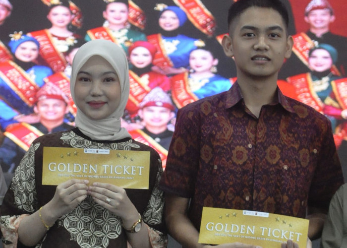 Golden Tiket BGP-Kepala Dinas Pariwisata Kota Palembang Sulaiman Amin menyerahkan Golden Tiket Road Show Akbar Pemilihan Bujang Gadis Palembang 2024 di Aula Poltekpar Palembang. Peraih Golden Tiket langsung menuju semifinal 60 Besar BGP 2024. Kamis, (2/5/2024) Foto:Budiman/Sumateraekspres.id