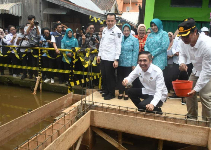 Tinjau Lokasi Sanitasi-Tri Tito Karnavian Ketua Umum (Ketum) Tim Penggerak Pemberdayaan Kesejahteraan Keluarga (TP PKK) Pusat  meninjau lokasi pembangunan sanitasi di Gandus  kota Palembang usai me lounching Gerakan Bedah Rumah Serentak se-Sumsel (GBRSS), Gerakan Pembangunan Sanitasi Serentak se-Sumsel (GPSSS), dan Gerakan Penanganan Stunting Serentak se-Sumsel (GPSTSS) bersama Pj Gubernur Sumsel A.Fatoni dan Pj walikota Palembang H.Ratu dewa. Foto:Kris Samiaji/Sumateraekspres.id

