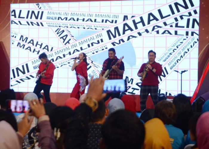 Undian Super Grand Prize Pesirah dan Louncing Tabungan Pesirah RADEN di Meriahkan Penampilan MAHALINI dihadiri Ribuan Penggemar di Atrium PIM mall Palembang (28/1/24).  Foto:Evan Zumarli/Sumateraekspres